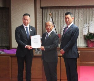 鈴木法務大臣に要望書を渡す市長