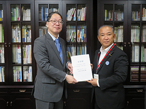 矢野文部科学審議官へ要望書を渡す市長