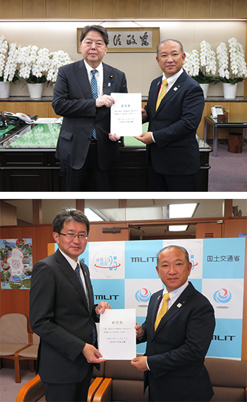 総務大臣と国土交通省技監へ要望書を渡す写真
