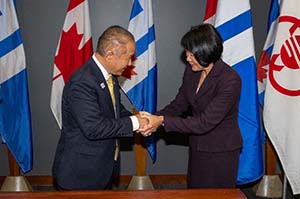 相模原市長とトロント市長握手　写真