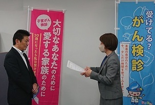 平塚信用金庫　交付の様子写真