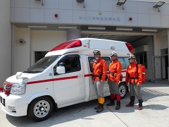 藤野分署3部救急小隊(左から田中隊長、出町隊員、山田隊員)