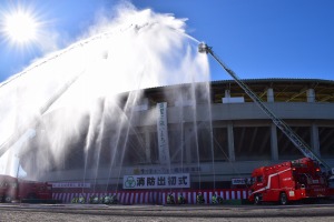 写真:一斉放水の様子