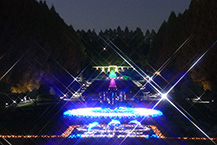 庭園の夜を彩る噴水のライトアップ(県立相模原公園)(2024年12月撮影分)の拡大写真を表示