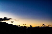 広がる冬空と山際の夕焼け(緑区若柳周辺)(2024年12月撮影分)の拡大写真を表示