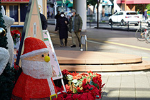 夜の出番を待つサンタさん(ボーノ相模大野)(2025年12月撮影分)の拡大写真を表示