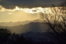夕暮れの光が降り注ぐ大山丹沢連峰（横山公園） （2025年1月撮影分）の拡大写真を表示