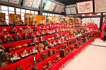 歴史を伝える七段飾り（相模田名民家資料館）の拡大写真を表示