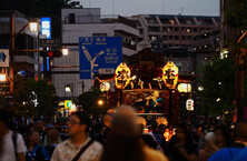 駅周辺の雑踏を掻き分け巡行中の山車（上溝夏祭り） （2024年7月撮影）の拡大写真を表示