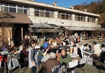 写真:山里の小さな手作りマルシェ「里の市」(藤江大二郎さん)