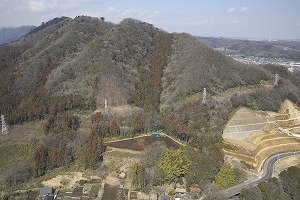 津久井城全景（荒久（あらく）地区から）