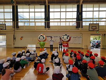 人権の花運動の様子の写真