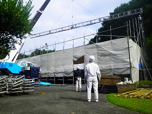 足場(棚足場)が組まれている様子