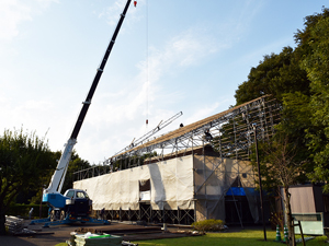 仮の屋根(素屋根)が設置される様子
