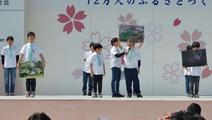 パネルで区の魅力を紹介している様子