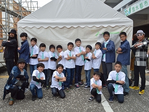 「MINAMOTO JAMS」の二人、ステージMCのQUUさんと一緒の集合写真