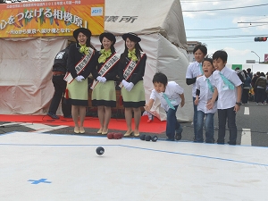 ボッチャに挑戦している写真