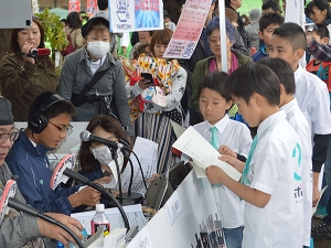 公開生放送へ出演している写真