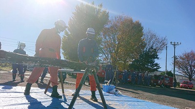 チェーンソー取扱訓練をしている様子の写真
