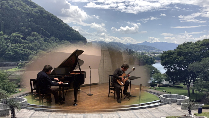 写真:山を愛するギターとピアノデュオ