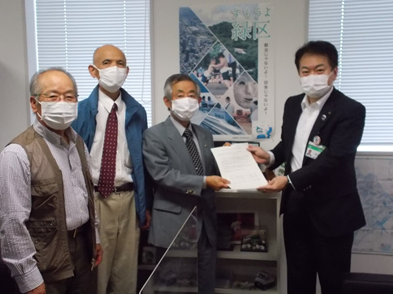 写真:要望を受け取る様子