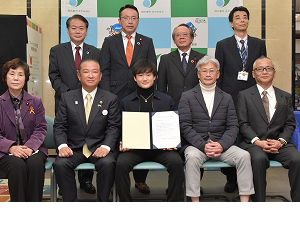 緑区出身・F1ドライバー、角田裕毅選手「相模原市ホームタウンアスリート」認定式(令和4年12月29日)の写真