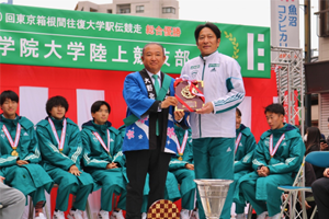 称讃の楯を贈呈 写真