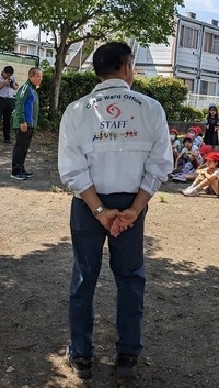 区長うしろ立ち姿　写真