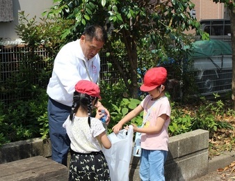 ごみ拾い中の写真