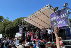 お菓子まきの様子　写真