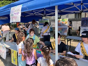 ブースに集まるこどもたち　写真