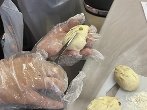 生地に装飾中　写真