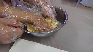 具材を混ぜ合わせる　写真