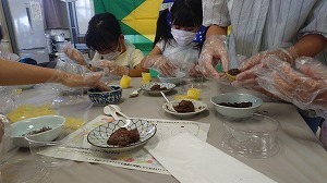 分けて丸める工程　写真