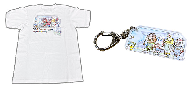 鎧田氏描き下ろしオリジナルナンバープレートのデザインTシャツやキーホルダー　イメージ写真