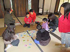 かるたで遊ぶ子どもたち 写真