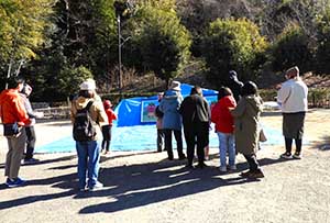 豆まきの様子（背後）　写真