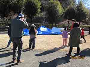 豆まきの様子（強風）　写真