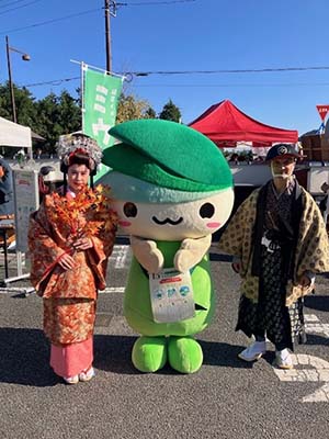 ミウルと大名の仮装をした区長 写真