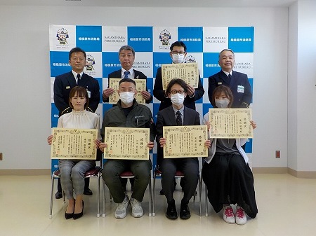 感謝状を持った集合写真