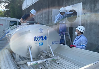 災害用給水栓から給水タンクに注水する様子の写真