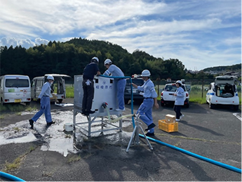 仮設受水槽（給水コンテナ）の設営の様子の写真