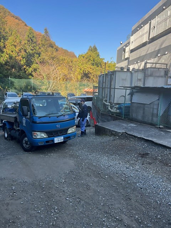 病院の受水槽へ注水する様子の写真