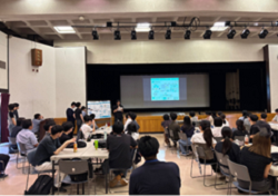 班ごとに設定したテーマに基づき将来の「淵野辺のまち」を発表