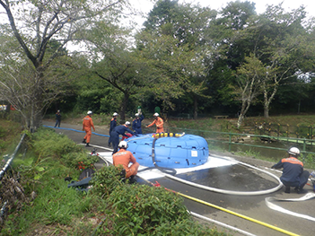 自立式10トン水槽へ補水している様子の画像