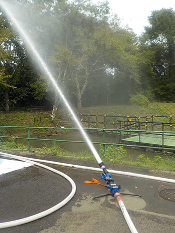 放水の様子の画像