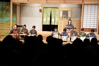 「菅原伝授手習鏡　寺子屋の段」歌舞伎　子どもたちが書き物をしている