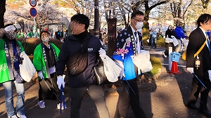 ごみ拾いの写真