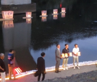 灯ろう流しの様子