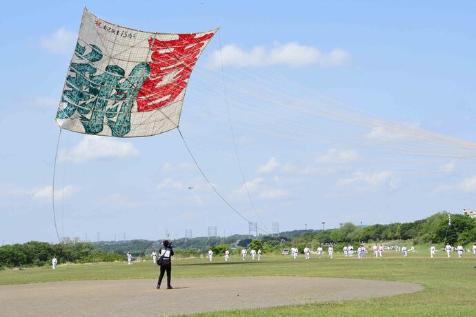 日本一の大きさを誇る新戸会場の8間凧